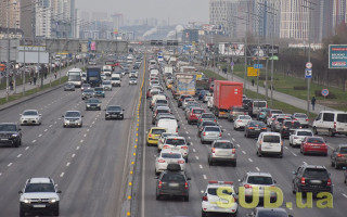 У Києві на естакаді-з‘їзді з Дніпровського узвозу частково обмежено рух транспорту
