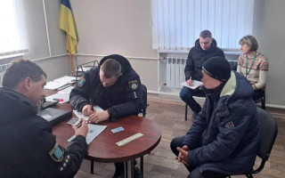 На Сумщині чоловік купив в інтернеті посвідчення водія та хотів його обміняти у сервісному центрі МВС