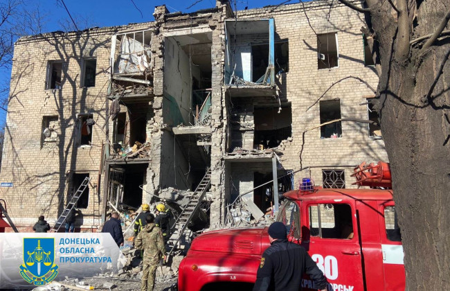У Краматорську ракета влучила у багатоквартирний будинок: є загиблий і поранені, фото