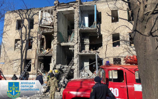 У Краматорську ракета влучила у багатоквартирний будинок: є загиблий і поранені, фото