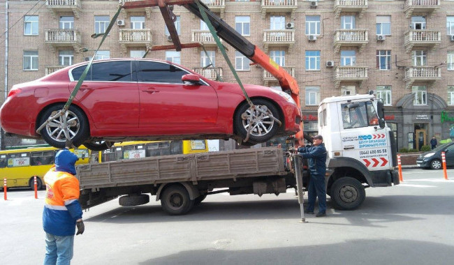 Нардепы предлагают запретить эвакуацию автомобилей инспекторами с парковки на период действия военного положения