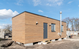 На Київщині на ділянках сімей, чиї будинки були зруйновані внаслідок повномасштабного вторгнення, встановлять 100 будиночків, фото