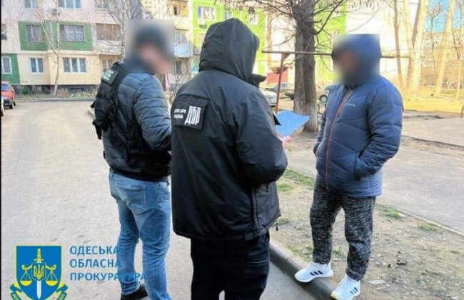 Незаконные обыски, задержание и вымогание денег: в Одесской области разоблачили правоохранителей