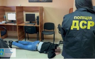 Представлялися співробітниками банку і вмовляли сплатити  «державний грошовий збір»: на Запоріжжі викрито злочинну групу
