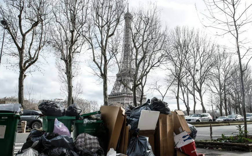 Правительство Франции планирует заставить уборщиков, которые протестуют, выходить на работу