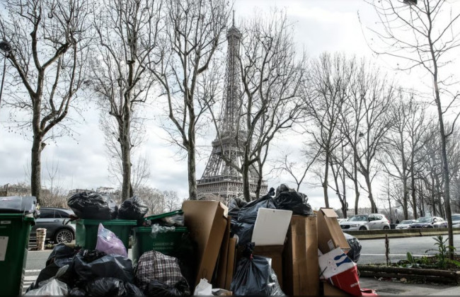 Уряд Франції планує примусити прибиральників, які протестують, виходити на роботу