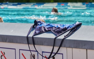 В еще одном немецком городе женщинам разрешила плавать топлесс в общественных бассейнах
