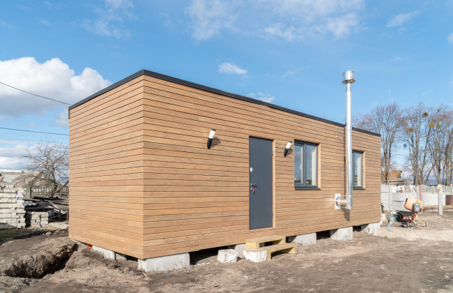 На Київщині на ділянках сімей, чиї будинки були зруйновані внаслідок повномасштабного вторгнення, встановлять 100 будиночків, фото