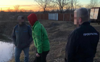 Бросали в голову куски бетона: на Харьковщине разоблачена «народная дружина», творившая самосуд