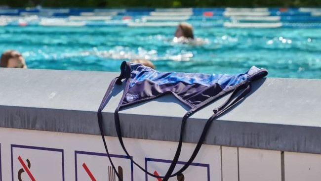 В еще одном немецком городе женщинам разрешила плавать топлесс в общественных бассейнах