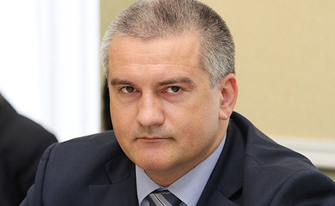 Колаборант Аксьонов закликав карати тих, хто не встає під час гімну рф