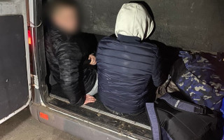 Ховалися в багажнику мікроавтобуса: на Одещині викрили чоловіків, які намагалися незаконно перетнути кордон, фото