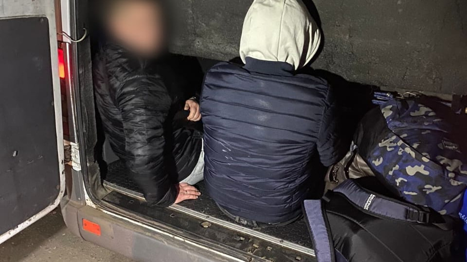 Ховалися в багажнику мікроавтобуса: на Одещині викрили чоловіків, які намагалися незаконно перетнути кордон, фото