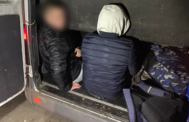 Ховалися в багажнику мікроавтобуса: на Одещині викрили чоловіків, які намагалися незаконно перетнути кордон, фото