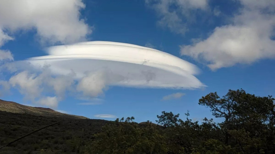 У небі над вулканами на Гаваях з’явилися незвичні хмари у формі НЛО: фото