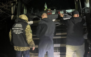 Їхав із комфортом: в спальному відсіку вантажівки дядька прикордонники виявили нелегального пасажира із Одещини
