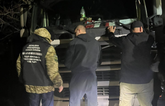 Ехал с комфортом: в спальном отсеке грузовика дяди пограничники обнаружили нелегального пассажира из Одесщины
