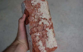 Запевняв, що цілився у кущі: на Сумщині засудили чоловіка, який вдарив односельчанку цеглиною по голові