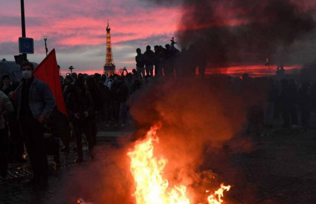 Париж в огне: французы протестуют против повышения пенсионного возраста, видео