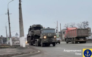 У Маріуполі окупанти встановили ППО посеред вулиці, відео