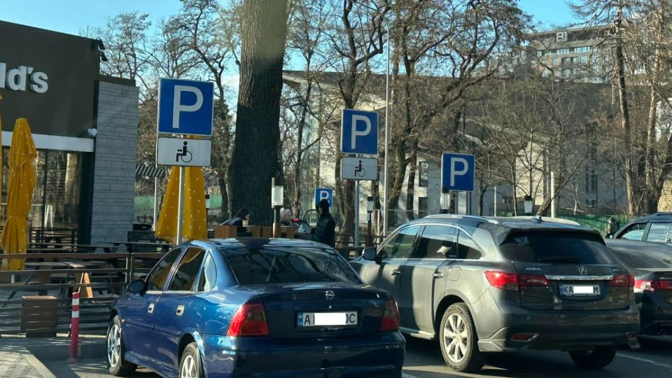 У Києві в одному місці помітили одразу двох «героїв парковки»