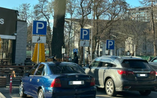 У Києві в одному місці помітили одразу двох «героїв парковки»