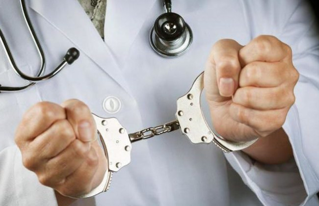 Залишила серветку в тілі 7-річного хлопчика: на Київщині лікарці повідомили про підозру