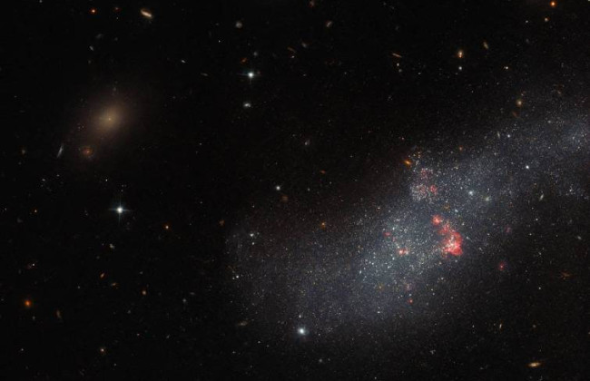 Красная полоса звезд: астрономы сфотографировали карликовую галактику, фото