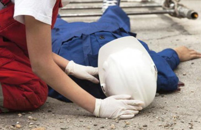 Получил травму на предприятии: сколько и кто оплачивает период нетрудоспособности