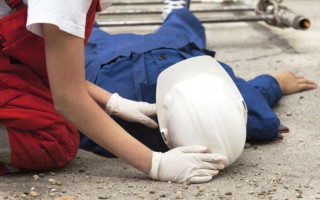 Получил травму на предприятии: сколько и кто оплачивает период нетрудоспособности