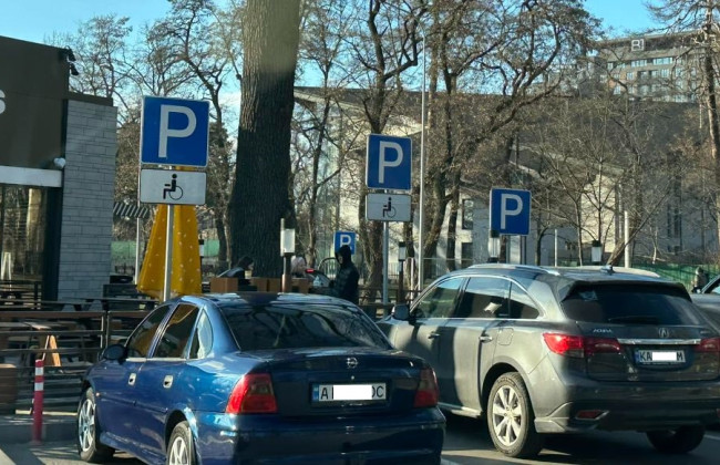 У Києві в одному місці помітили одразу двох «героїв парковки»