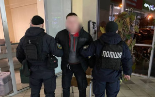 В Киевской области мужчина пытался изнасиловать девушку в туалете ТРЦ