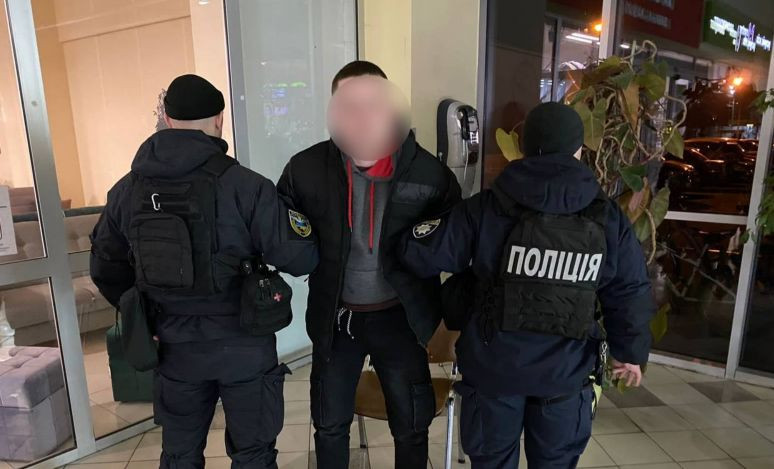 На Київщині чоловік намагався зґвалтувати дівчину у туалеті ТРЦ