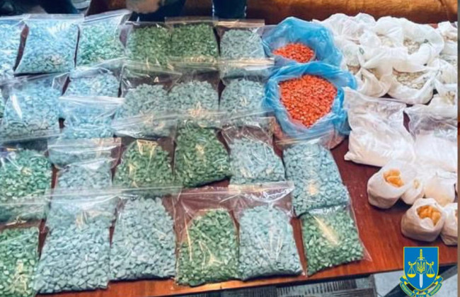 Завозили з Амстердаму і продавали в Україні: киянці та львів'янину повідомили про підозру у контрабанді психотропів