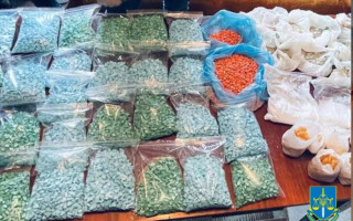 Завозили из Амстердама и продавали в Украине: киевлянке и львовянину сообщили о подозрении в контрабанде психотропов