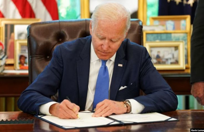 Байден подписал закон, согласно которому разведка США должна рассекретить данные о происхождении COVID-19