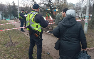 У Києві біля дитячого майданчика вибухнула граната, загинув чоловік: що відомо