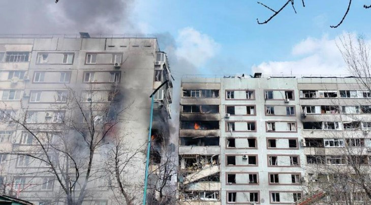 Зеленський опублікував відео ворожого удару по житловому будинку в Запоріжжі