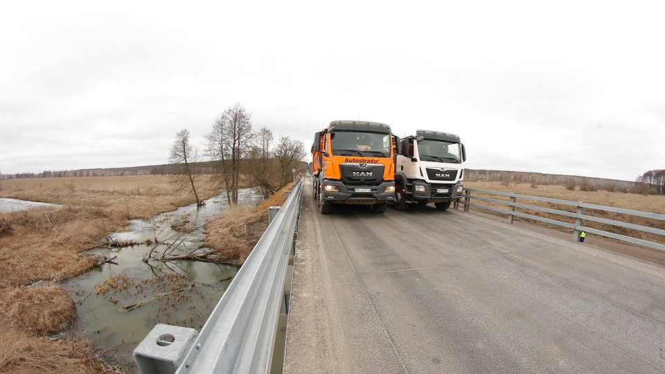 На трассе от Чернигова до Киева установили металлический модульный мост: фото