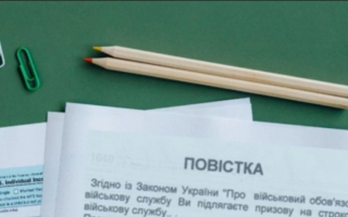Может ли работодатель вручать повестки своим подчиненным: объяснение