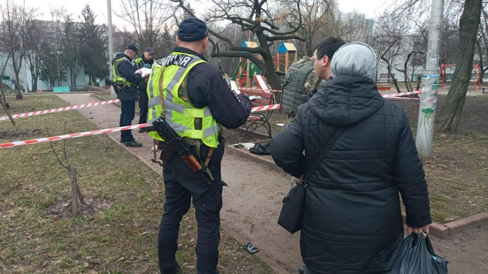 У Києві біля дитячого майданчика вибухнула граната, загинув чоловік: що відомо