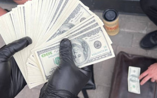 Требовали взятки за закрытие вымышленного уголовного производства: двое злоумышленников склоняли директора института к подкупу правоохранителей