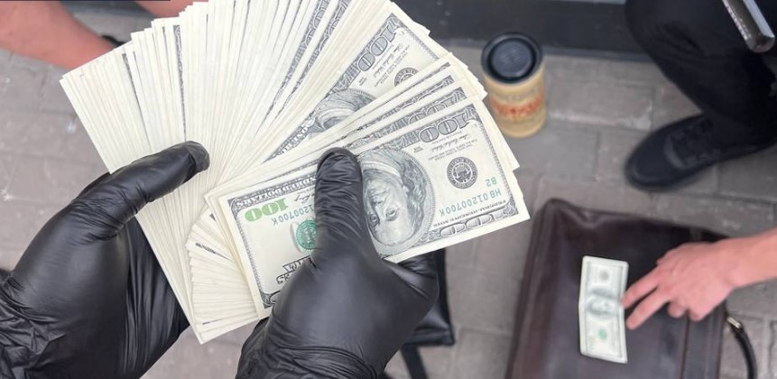 Требовали взятки за закрытие вымышленного уголовного производства: двое злоумышленников склоняли директора института к подкупу правоохранителей