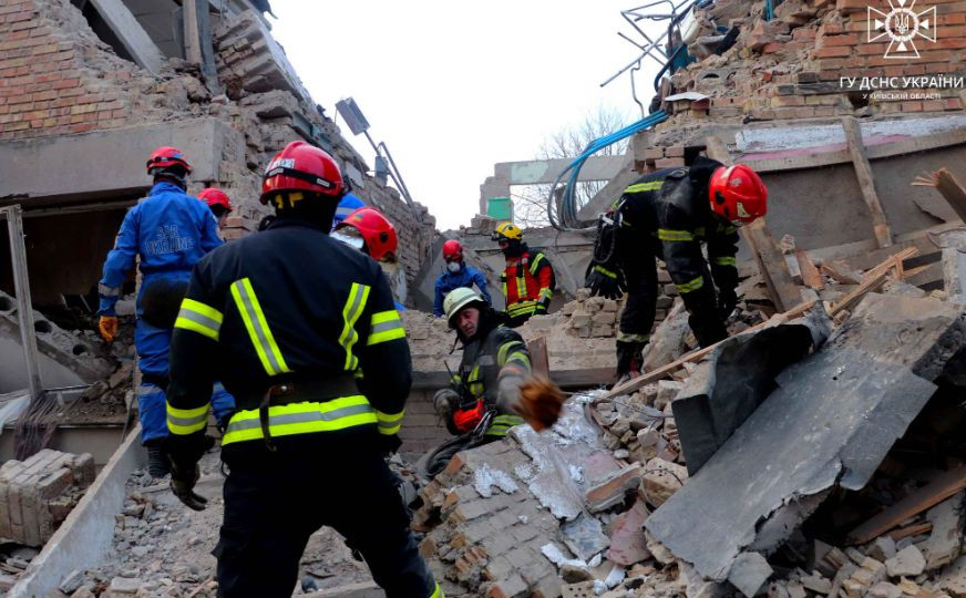 Атака россиян на Ржищев: спасатели нашли под завалами 9-го погибшего
