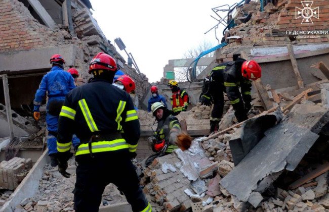 Атака росіян на Ржищів: рятувальники знайшли під завалами 9-го загиблого
