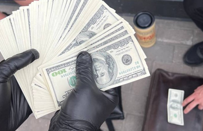 Вимагали хабаря за закриття вигаданого кримінального провадження : двоє зловмисників схиляли директора інституту до підкупу правоохоронців