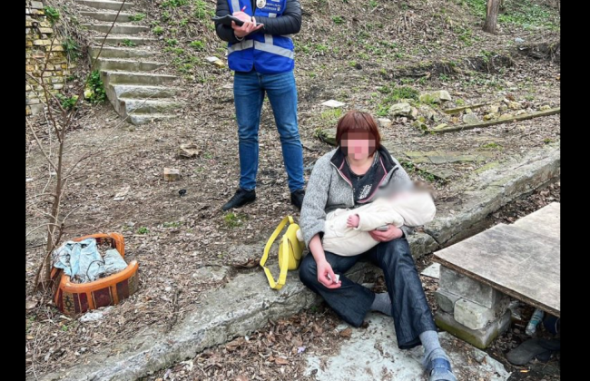 Жили в заброшенной недостройке: в Киеве изъяли 5-месячного мальчика в горе-матери, фото