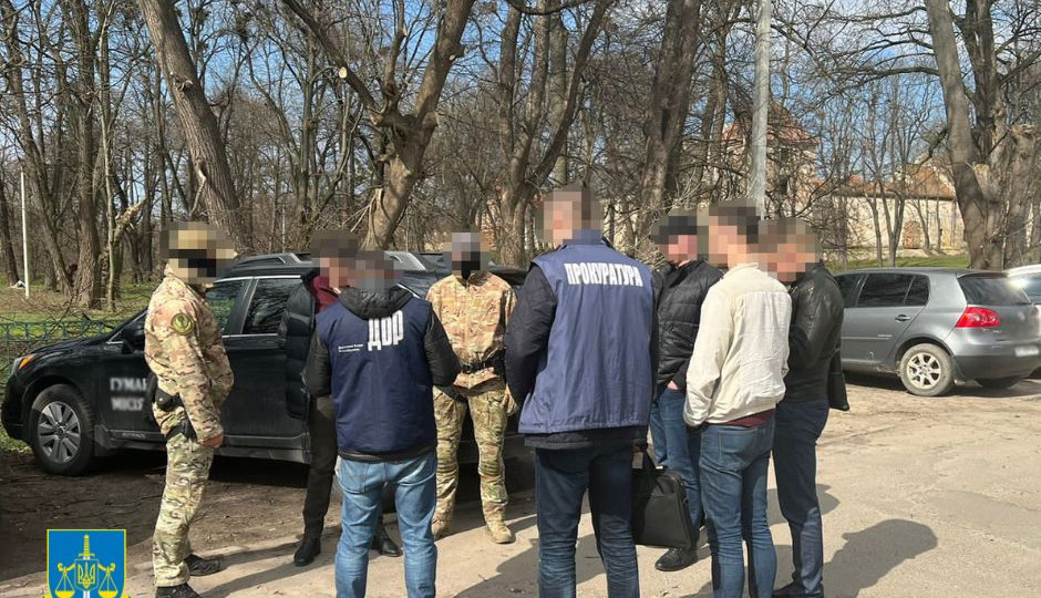 Во Львовской области задержали правоохранителей, которые требовали 5000 долларов от работников благотворительного фонда