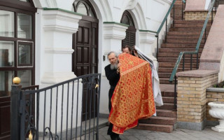 Вывозят бойлеры, чайники, вазы и стулья: как монахи УПЦ МП выселяются из Лавры, фото