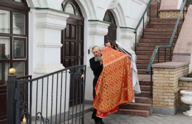 Вивозять бойлери, чайники, вази та стільці: як монахи УПЦ МП виселяються із Лаври, фото